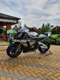 Yahama R1M 2015 okruhová - 20