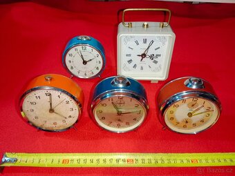 Hodiny za zeď, krbové, budíky, atd. celkem 24 ks  PRIM atd. - 20