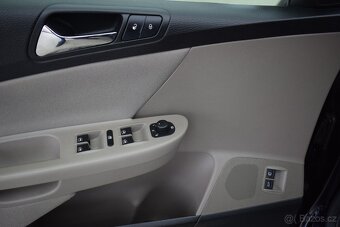 Volkswagen Passat 2,0 TDi,DSG,Xenony,PARROT,šíbr - 20