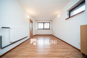 Prodej prostorného třípatrového rodinného domu 300 m2 v Karv - 20