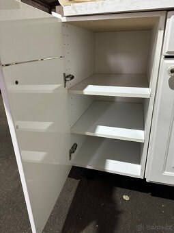 Moderní kuchyňská linka se spotřebiči - 20