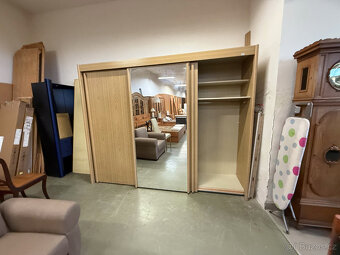 Třídveřová velká šatní skříň s posuvnými dveřmi - 20