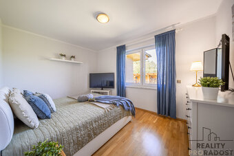 Prostorný rodinný dům 5+kk s velkou zahradou a bazénem na kr - 20