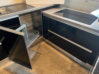 Moderní kuchyň se všemi spotřebiči - 20