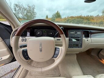 2011 Lincoln Town Car Signature Limited - 20