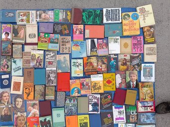 starý polštář nádobí lustr světlo židle hrneček talíř příbor - 20