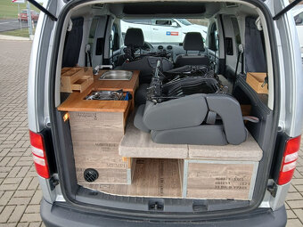 VW Caddy 1,6 TDI Obytná vestavba, solár, lůžko - 20