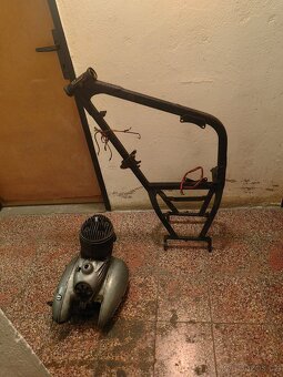 Jawa perak zbrojovka rám a motor - 20