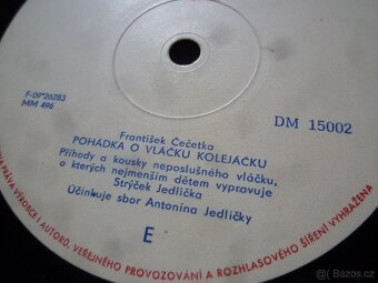 starý gramofon a desky - 20