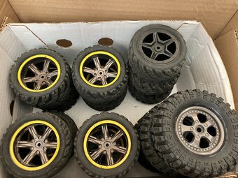 RC auta 30 kusů, karoserie, baterky, náhradní díly, ovladače - 20