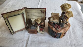 starožitný hrací budík, šaty, kabelka kožená - 20
