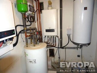 Prodej domu 4+kk s rozlehlou zahradou, vyhřívaným venkovním  - 20