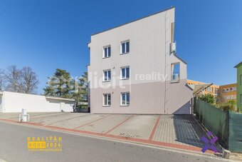 Prodej bytu 2+kk 65 m2 s vlastní zahradou 126 m2 a dvěmi stá - 20