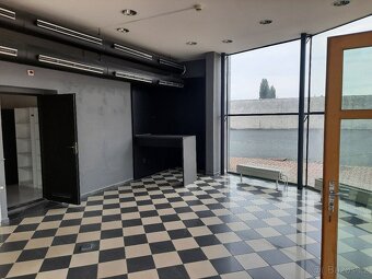 Prosklená prodejna se skladem v Kolíně - 20