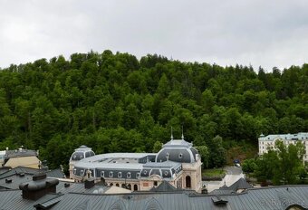 Dva byty - celé patro, K.Vary,  Škroupova ul.- lázeňská zóna - 20