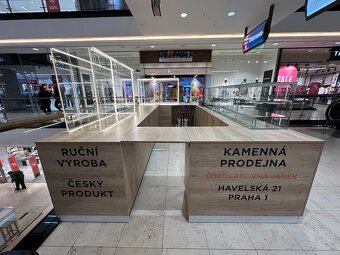 Prostorný prodejní stánek do OC - 20