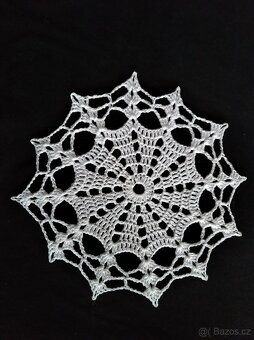 Malé ručně háčkované naškrobené bavlněné dečky - 20