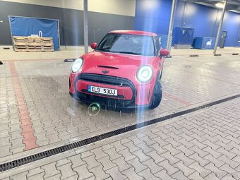 Mini Cooper SE 2022, pouze 15200 km, aktivní parkovací asist - 20