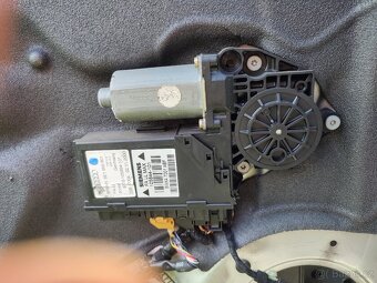 Jednotky a všelijaké drobnosti co zůstali z Audi A4 B6 - 20