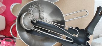 Dřevěná kuchyňka s velkým množstvím příslušenství - 20