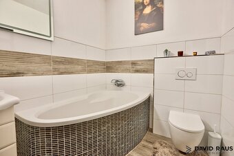 Prodej rodinného domu 5+kk  ( 219 m2) s garáží a bazénem,  B - 20