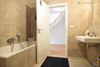 Pronájem  rodinného domu 4+KK, 160 m2 s garáží  a zahradou,  - 20