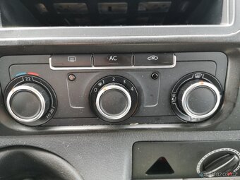 VOLKSWAGEN TRANSPORTER T5 9.MÍST 2.0TDi 75KW 2010 - 20