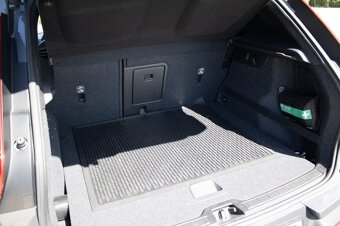 Volvo XC40 D4 Momentum (2018) - 20