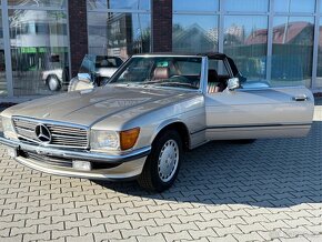 Mercedes SL560 NEMECKY TECHNICÁK. R 107 - 20