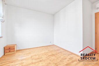 Pronájem prostorného bytbytu 4+kk s balkónem, lodžií i parko - 20