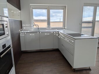 Luxusní moderní kuchyně s ostrůvkem včetně spotřebičů - 20