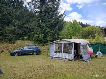 Karavan Dethleffs camper se stanem a zimní plachtou - 20