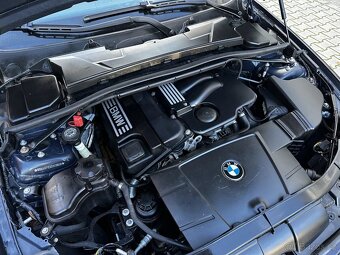 BMW E90 320i 110kW Xenony ALU R17 Tempomat El. tažné - 20