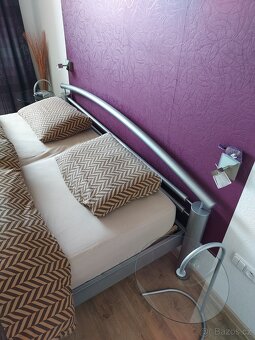 Kovová postel s rošty a nočními stolky - 2