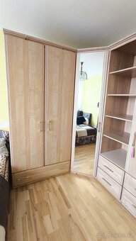 Rohová šatní skříň - připraveno k odvozu - 2