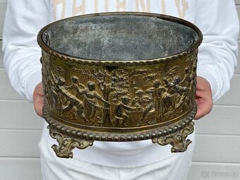 Starožitná žardiniéra mosazná s dobovým motivem 19.stol. - 2