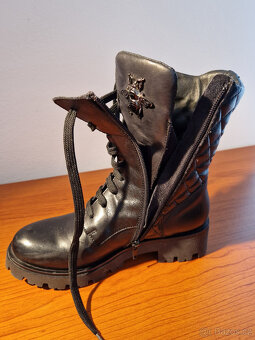 Nové černé šněrovací workery zn. TOSCA BLU, č. 35 - 2