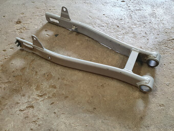 Prodám zadní kyvná vidlice na Manet Korado - 2