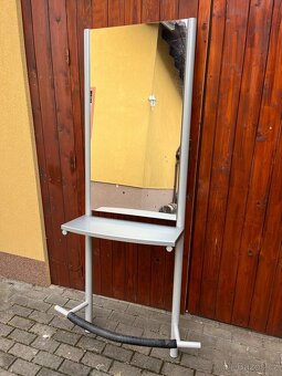 Kadeřnická obsluha - zrcadlo. - 2
