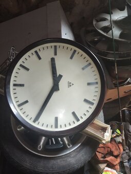 Starší, bakelitové hodiny - 2