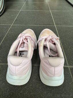 PRODÁM KVALITNÍ TENISKY NIKE, VELIKOST 36 - 2