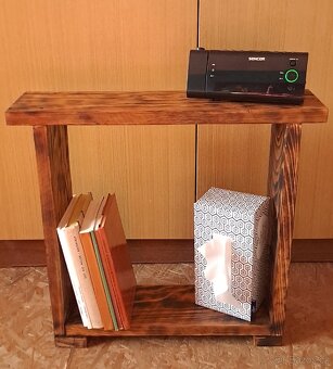 Masivní noční stolek/ polička s ,,patinou" - 2