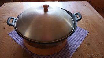Litinovy wok s poklici Al a prkenko masiv - 2