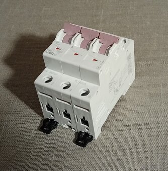 Jistič Eaton PL7 3x B32A 10 kA 3 fázový - 2