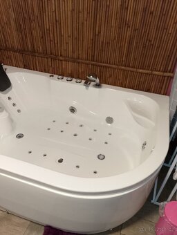 Hydromasážní vana Carmen pravá s ohřívačem vody - 2