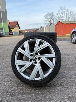 VW kola 5x112 7,5JX18 ET51 Bergamo vč. letních pneu - 2