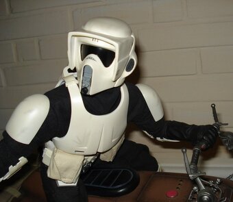STAR WARS SIDESHOW Scout Trooper s motorkou Speeder Premium - 2