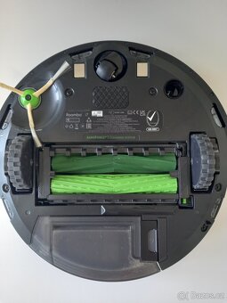 Robotický vysavač iRobot Roomba i7 silver - 2