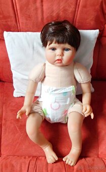 Rozkošná panenka Rebirth Girl v růžové a bílé, délka 50 cm - 2