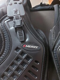 chránič těla značky EMERZE - 2